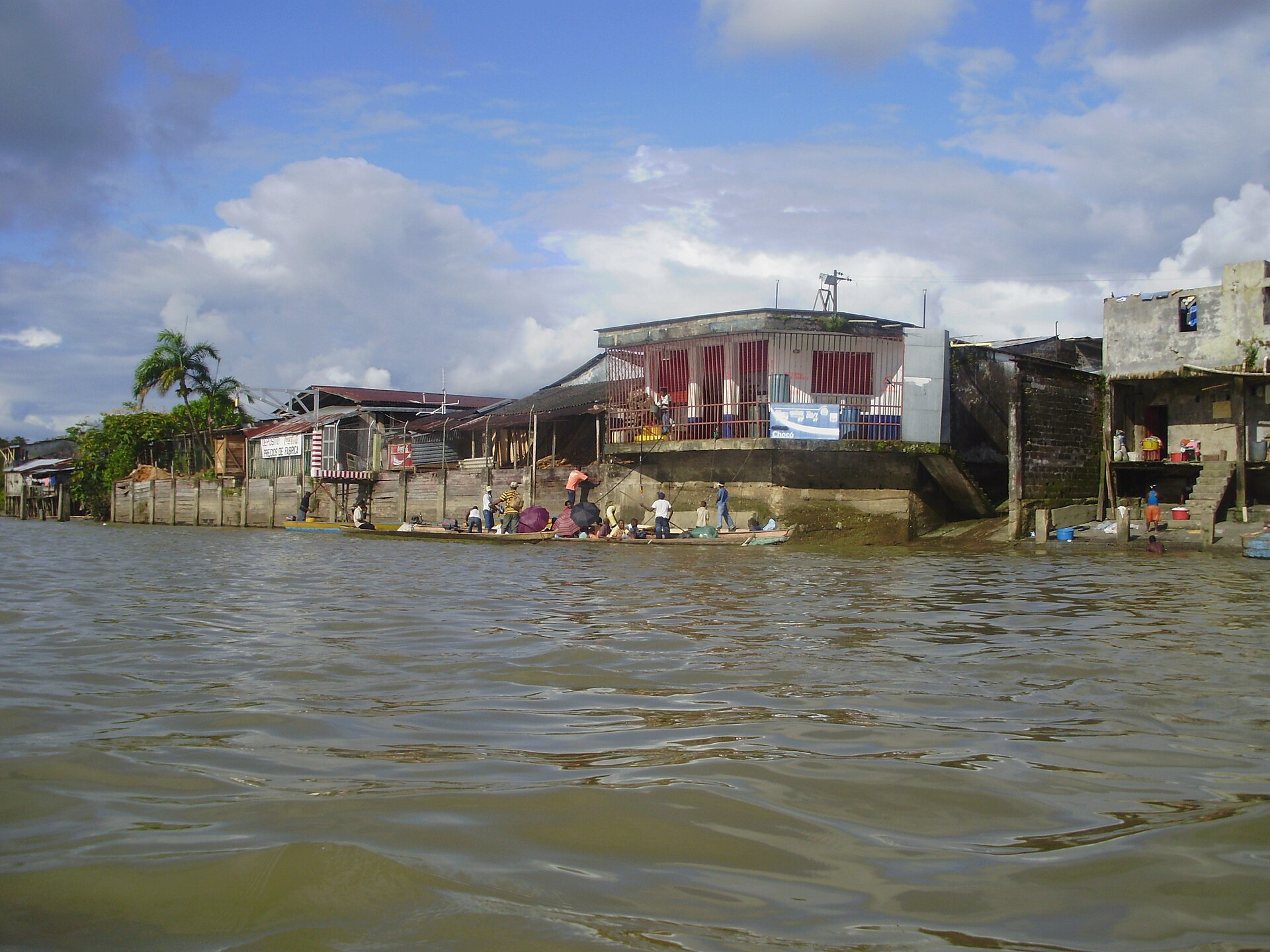 Viviendas junto al río Atrato, en el Chocó
